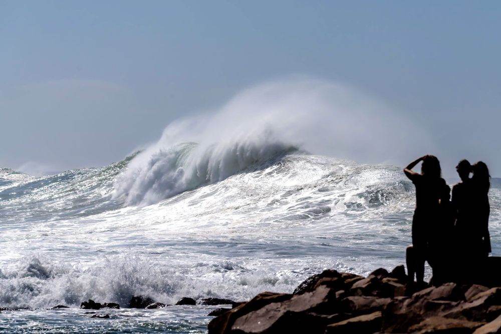 Trei oameni au murit în Tenerife, luaţi de valurile puternice